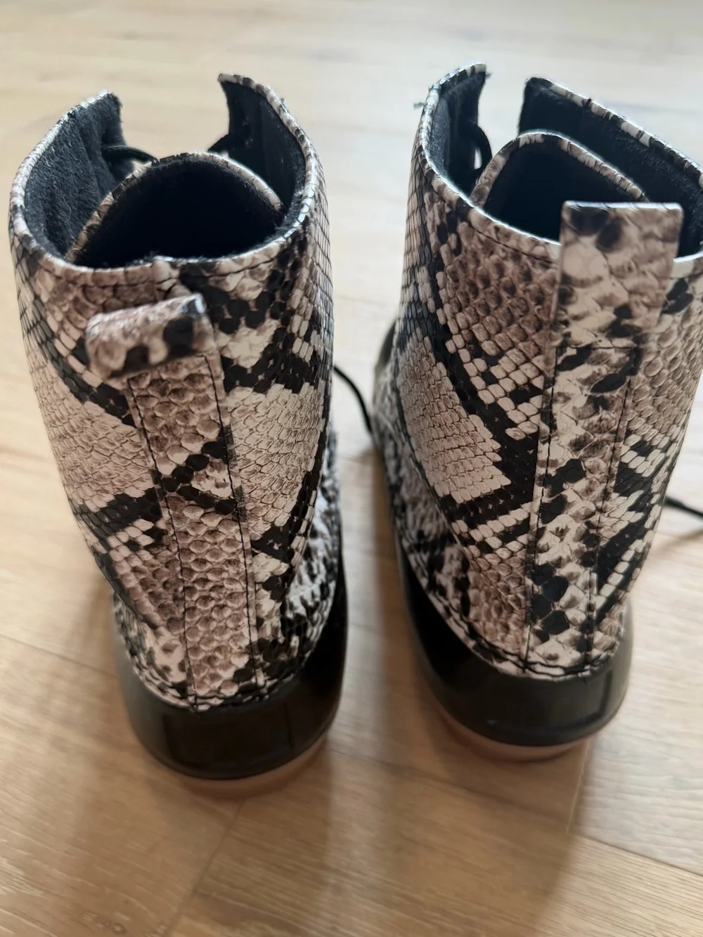 Yoki Snake Print Duck Boots Women’s Size 7.5 Waterproof Lace-Up Rain Boots